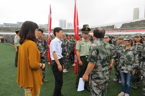 av麻豆
领导亲切慰问军训教官及2013级军训学生