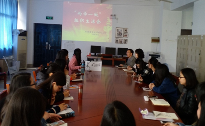 av麻豆
2014级硕士党支部开展“两学一做”组织生活会